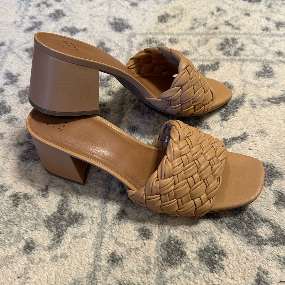 NWOT women woven heels